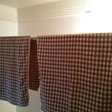 簡単に取り付け♪ 吸盤フックと突っ張り棒で浴室にバスタオル干し場