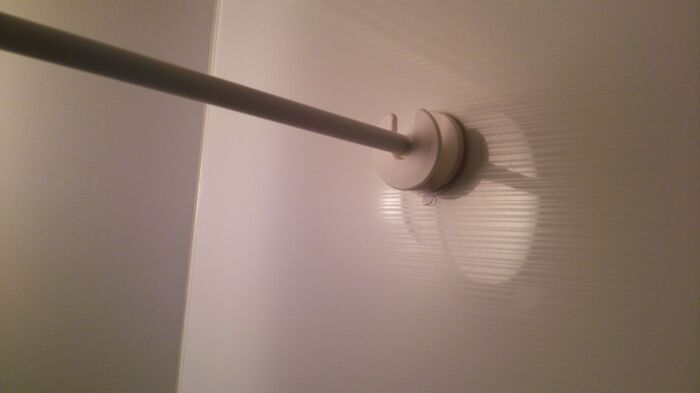 浴室の壁に吸盤をつける。