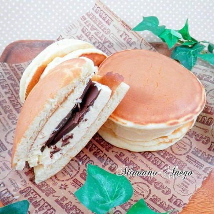 どら焼き風 パンケーキでパリパリチョコ入りアイスサンド
