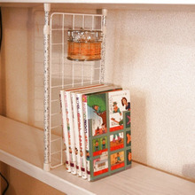 突っ張り棒と100均ネットで本棚の仕切りを作ってみました!