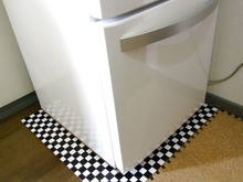 セリアのレンジマットで、冷蔵庫の傷防止ボードをモノトーンタイル風に( ̄∀ ̄)