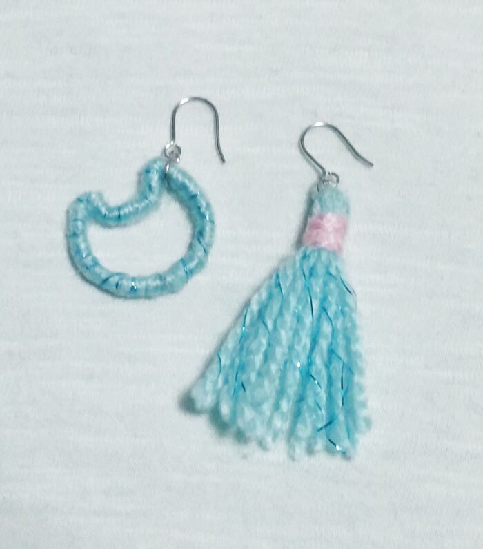 毛糸と針金で、猫&タッセルピアスをハンドメイド