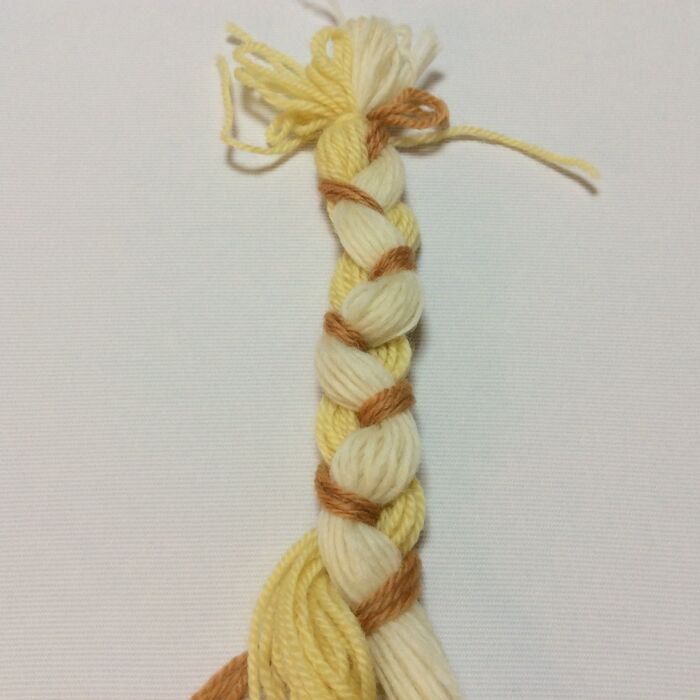 毛糸を三つ編みします