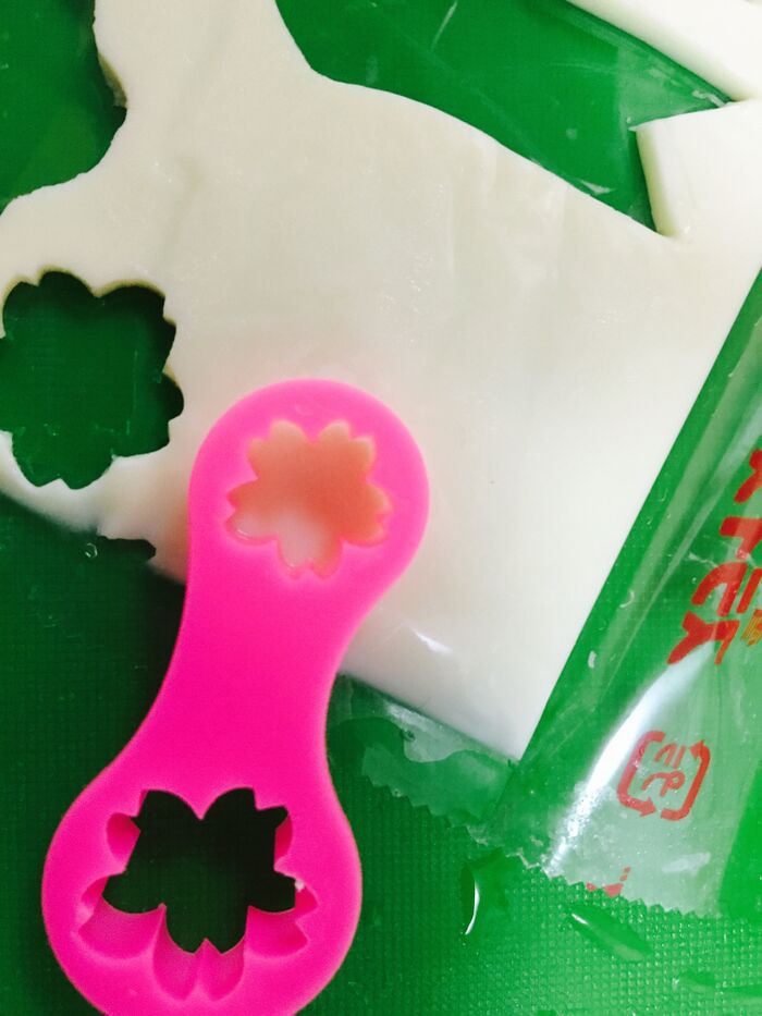 色んな大きさの桜型があるので、それぞれの型で抜く。