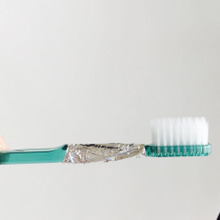 古い歯ブラシはひと手間くわえて万能ブラシに。