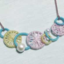 針金に毛糸を巻き付けてネックレスをハンドメイド