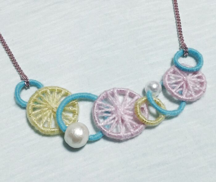 針金に毛糸を巻き付けてネックレスをハンドメイド