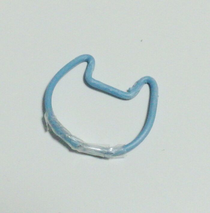 針金を猫の形に曲げる