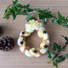 ナチュラルな毛糸の三つ編みリースを手作り