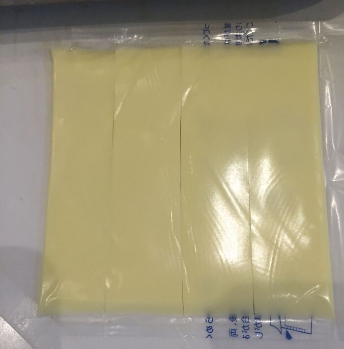 チーズをカットします