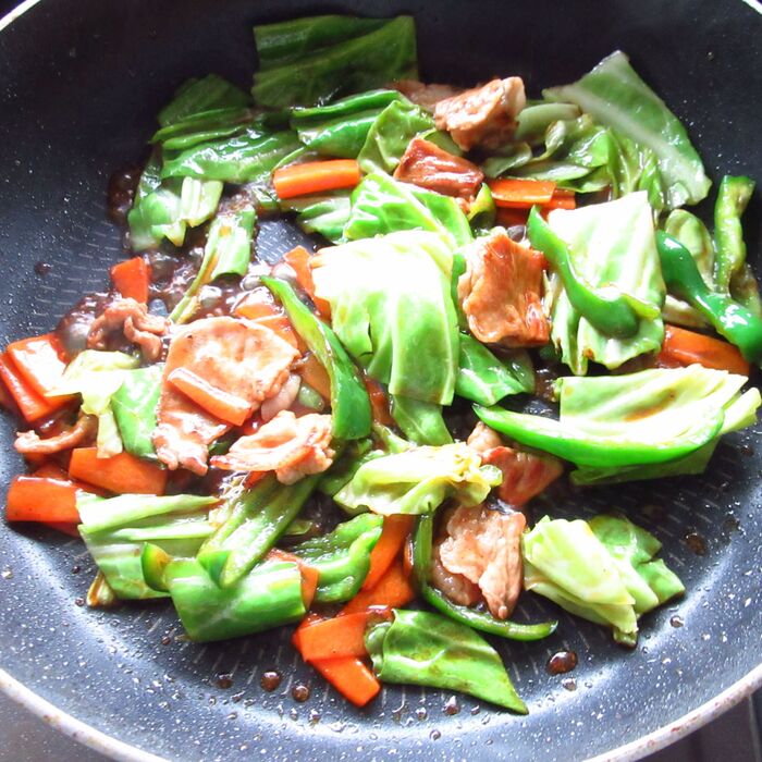 お肉と野菜を炒める。