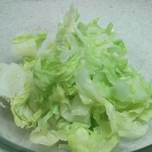 冷めたらキャベツをぎゅっと絞って・・・