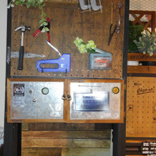 有孔ボードで扉&ディスプレイ収納