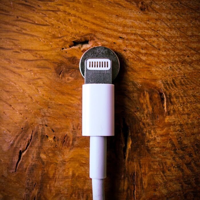 絡まない・すぐ見つかる!ネオジム磁石でiPhoneのケーブルを整理