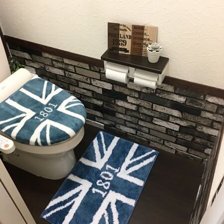 賃貸もOK❣️小さなトイレをブルックリン風にチェンジ♪ダイソーのフローリングマットは優秀♡