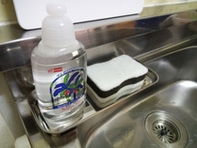 狭いシンク周りを、100均のステンレスバットと超強力マグネットで解決☆