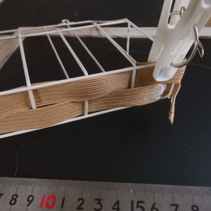 ワイヤーラックの底の部分を加工します。