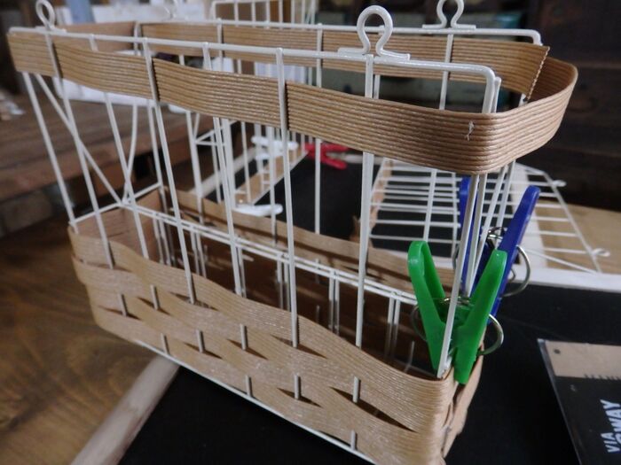 上部にも1本クラフトバンドを通す。