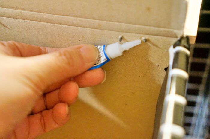 紙の箱側はネジを挿して、瞬間接着剤で補強