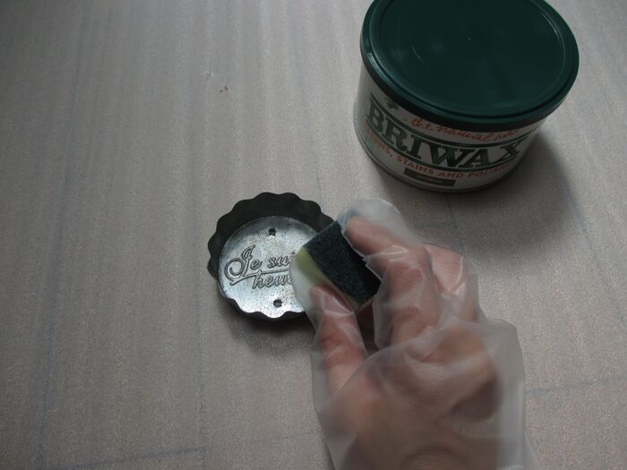 ②あればブライワックスをスポンジでぽんぽんとぬり、古びた感を出す。