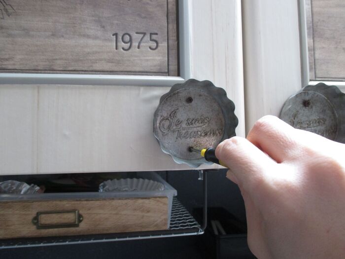 ④棚にきりで穴をあけ、タルト型を貼り、ねじで取り付ける。