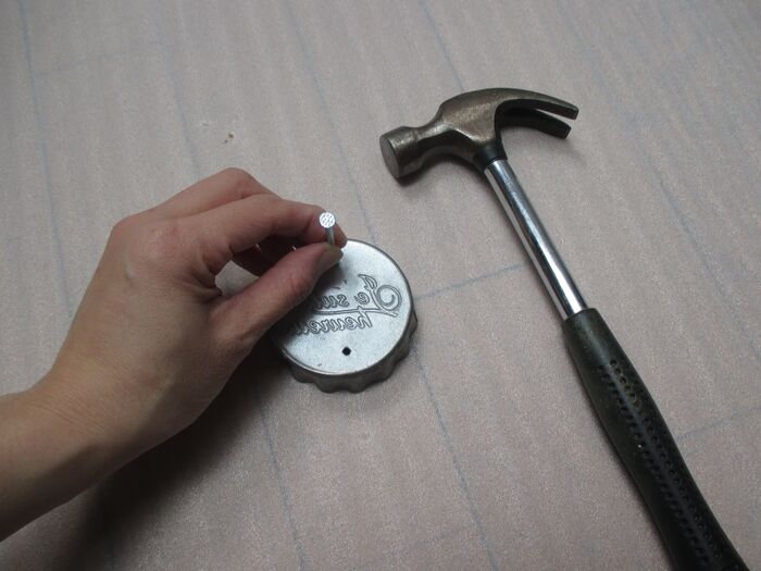 作り方①くぎを打ってタルト型に穴をあける。