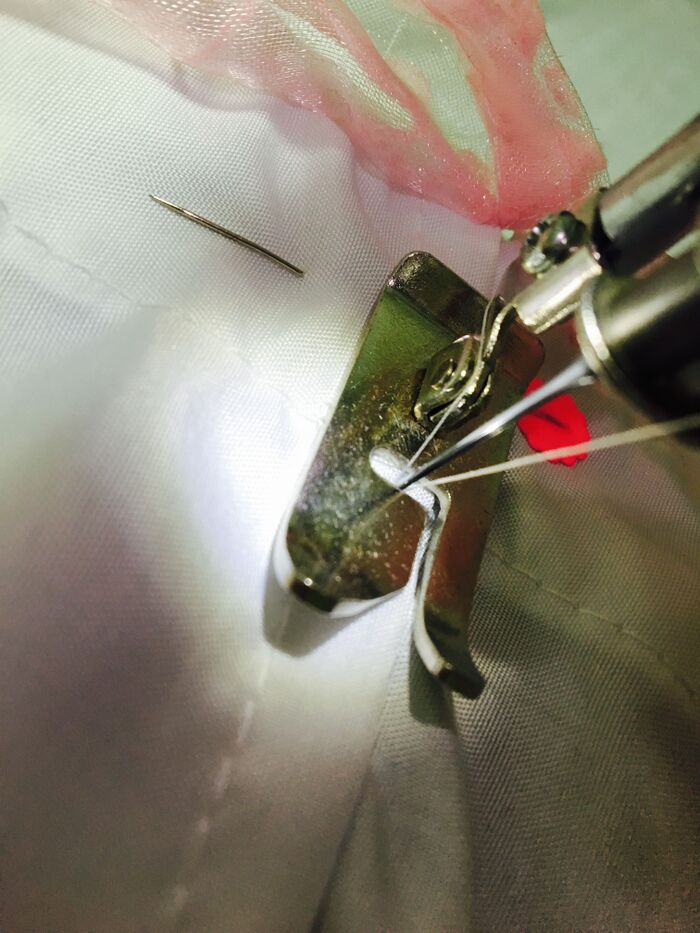 端からマチ針を抜いていきながら縫う。