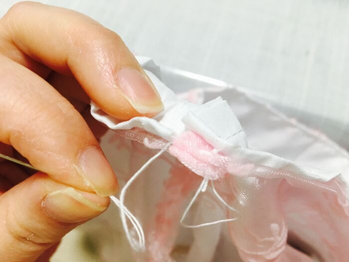 内側のゴム通し穴を残すようにして、外側のオーガンジーカーテンのみ、手縫いで縫い合わせる。