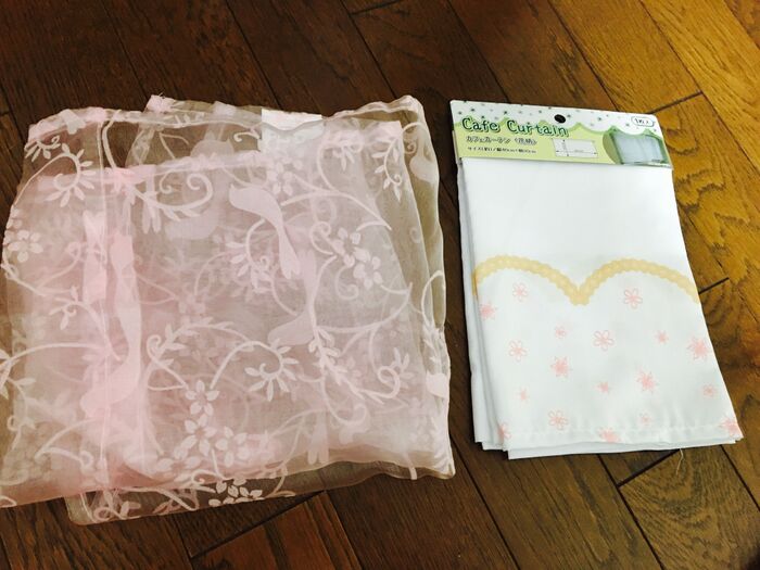 オーガンジーカーテンとそれに合うカフェカーテンを用意。