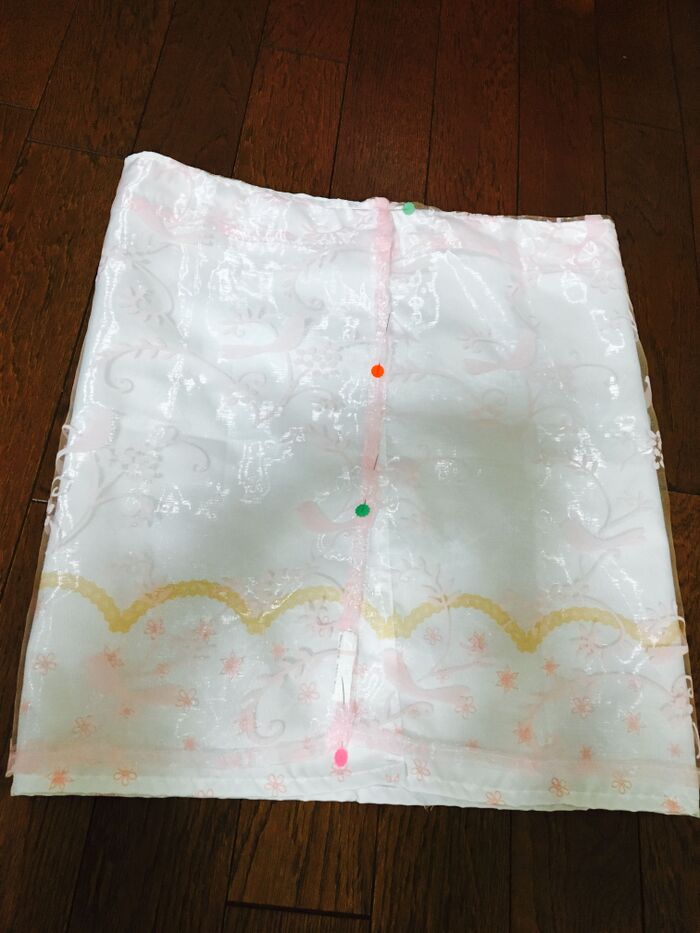 外側のオーガンジーカーテンを筒状に縫う。