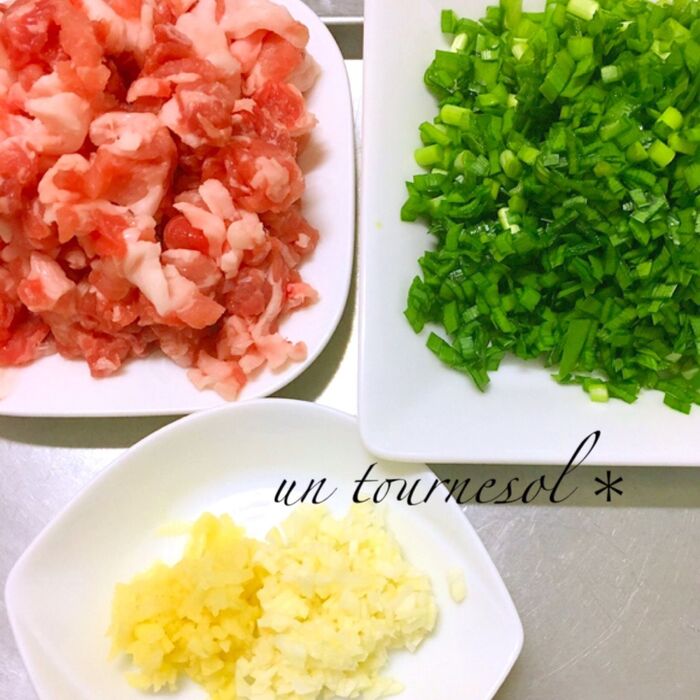 ①豚肉に下味付けてジューシーに!