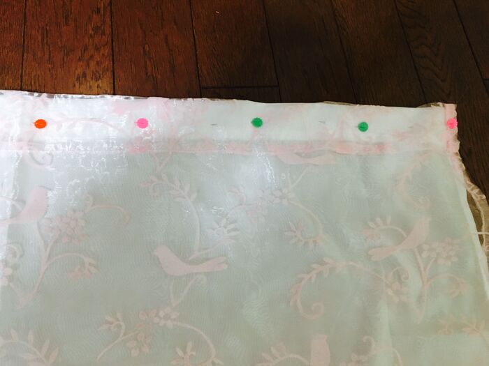 マチ針で留めてから、上の辺を縫う。