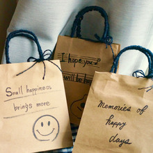 1枚40円で出来ちゃう♪クラフトバックに毛糸と筆ペンでラッピングバッグ作り☆彡