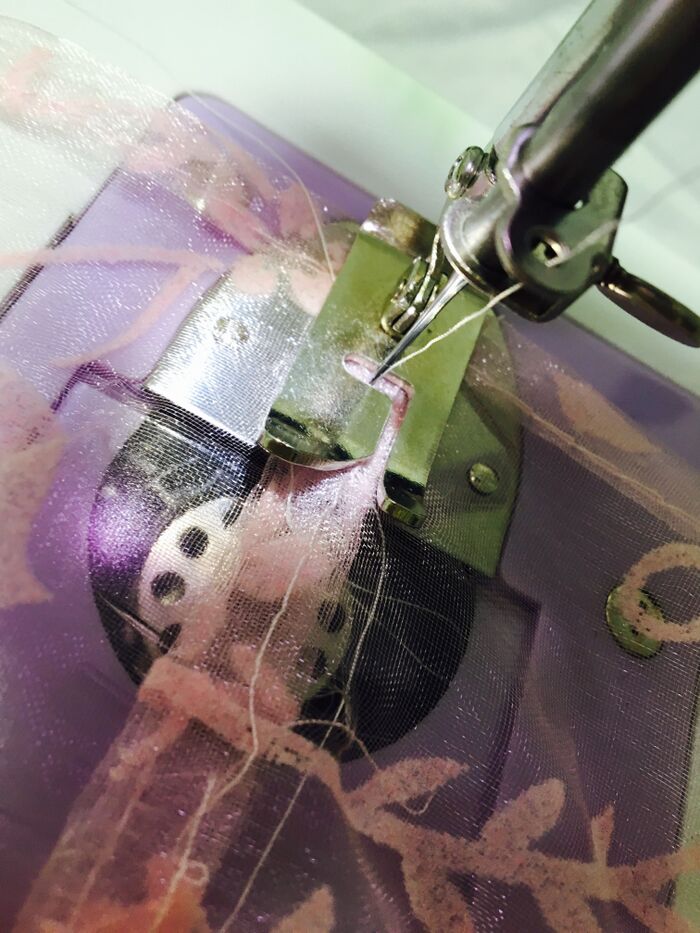 オーガンジーカーテンは裾側から縫っていく。