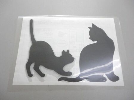 クリアファイルの下に猫の絵を置きます
