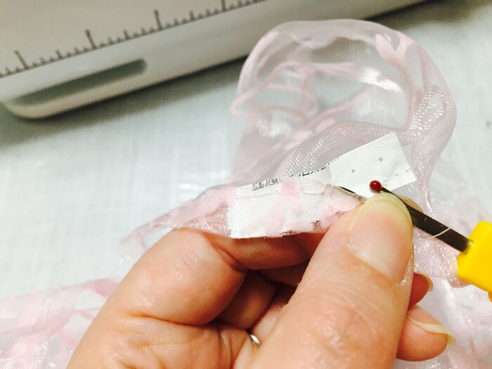 タグは、カットした後、縫い目を解いて取り出す。