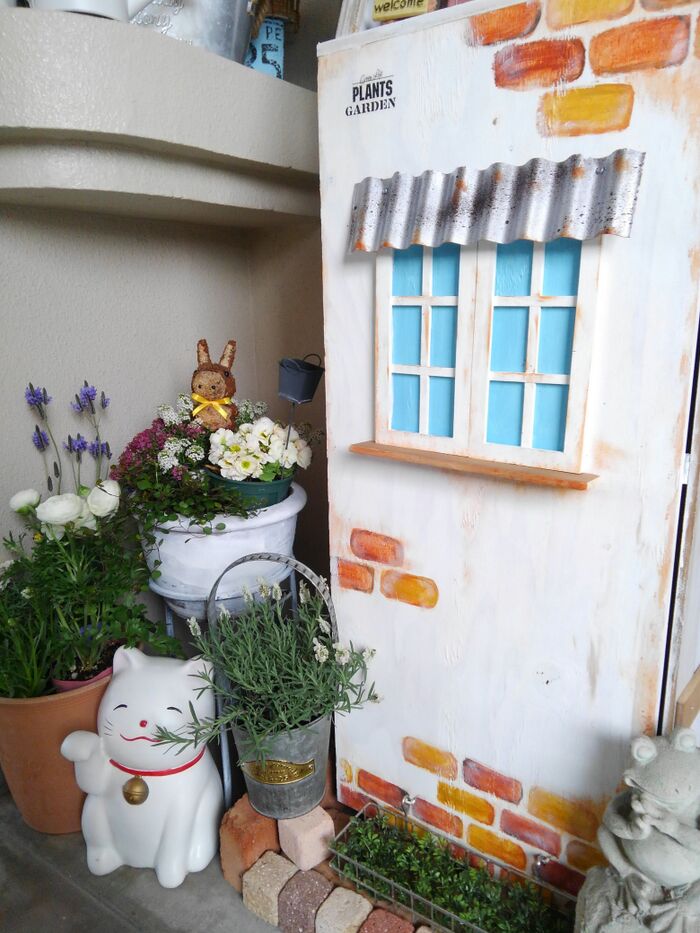 玄関外のドア横に小さなガーデンDIY ♪