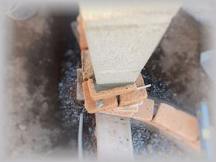 コの字レンガを使って壁面デコ!