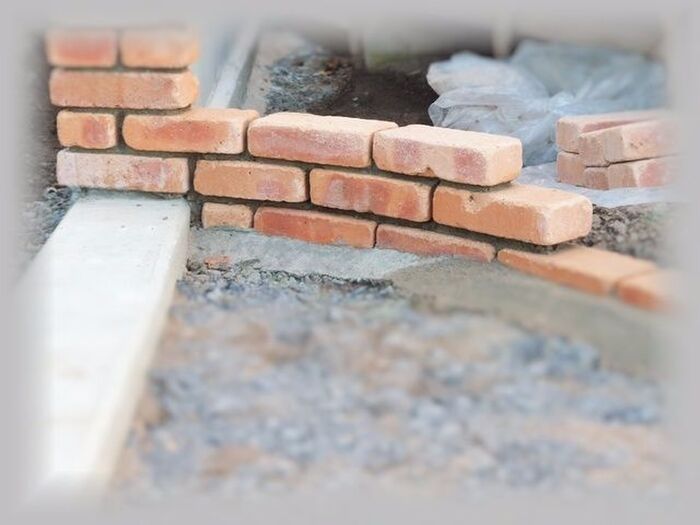 レンガのアプローチ縁取り①