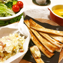 おやつにも♪お酒にも合う♪ディップ風サラダで食べるガーリックパン耳スティック♡