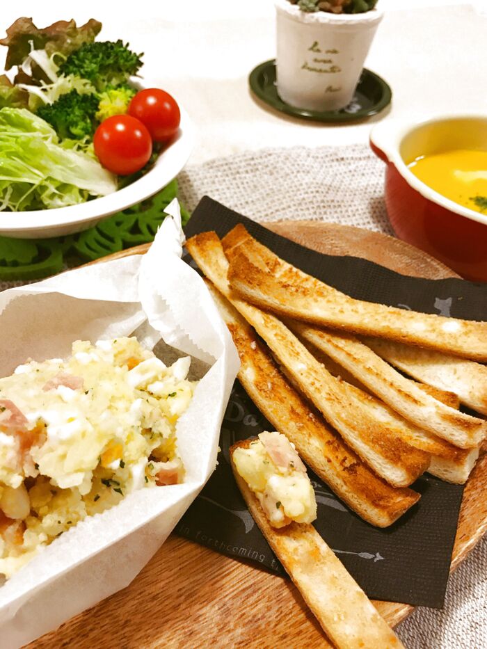 おやつにも♪お酒にも合う♪ディップ風サラダで食べるガーリックパン耳スティック♡