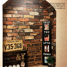 壁紙屋本舗さんの大人気レンガ柄で玄関飾り棚を男前スタイルに♪