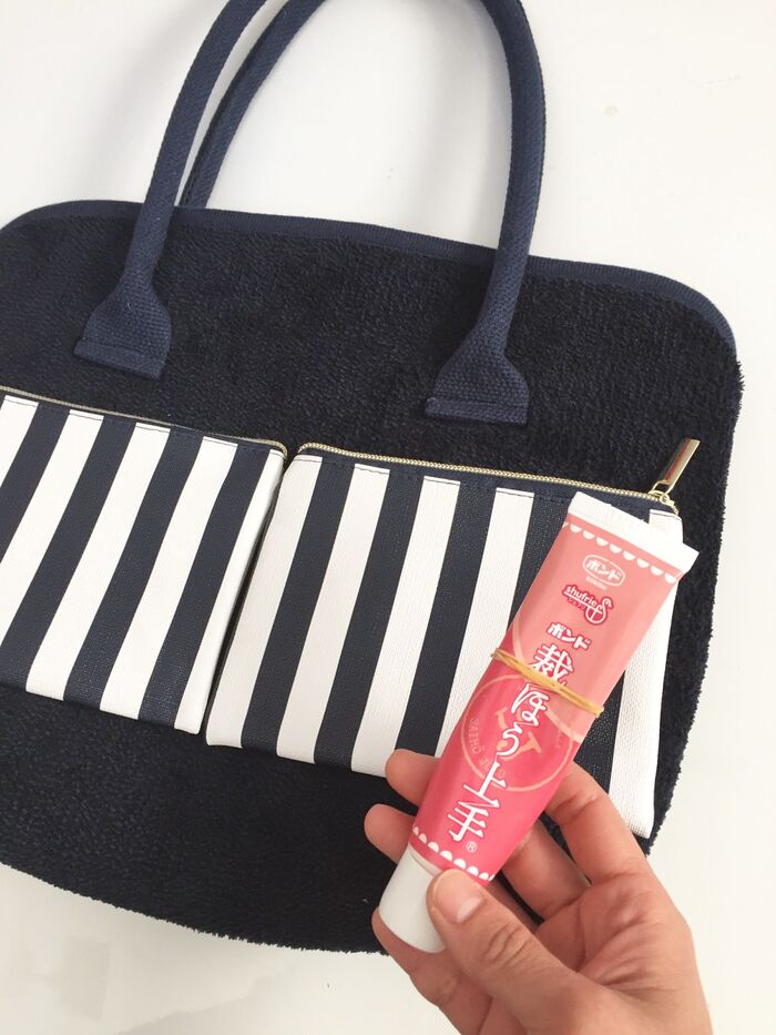 B.  100均ポーチを貼り付ける