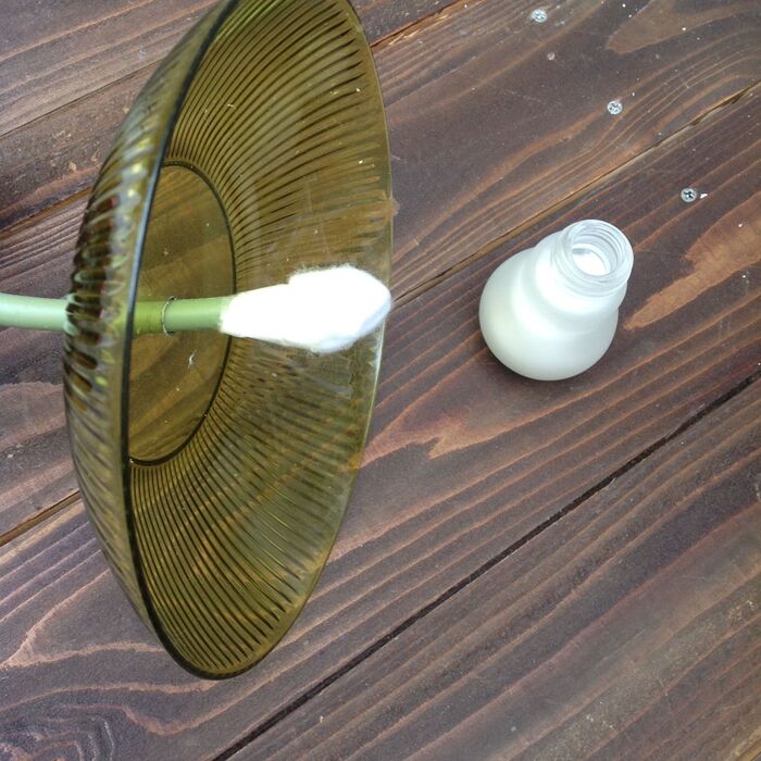 プラスチックプレートに穴をあけます