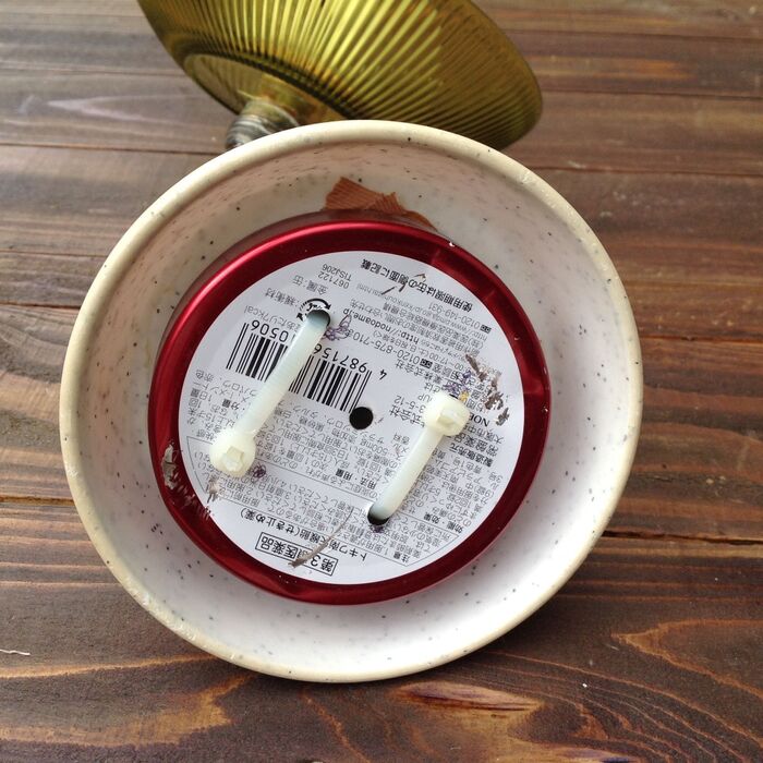 受け皿の内側に缶を固定します