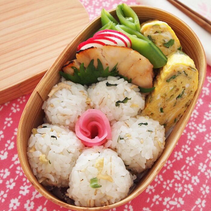 新生活応援!かんたんお弁当レシピ「しらすと野沢菜ごはんの花にぎり弁当」