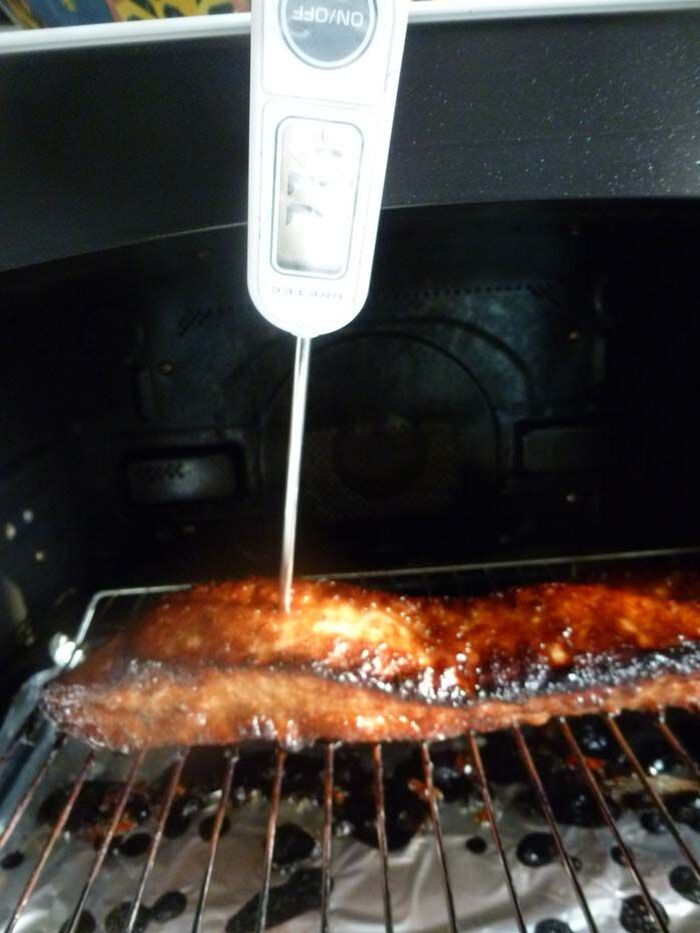 お肉の温度をはかる。