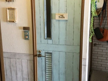 ダイソーリメイクシートを貼るだけ☆簡単!トイレドアをリバーシブル仕様に♪