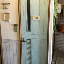 ダイソーリメイクシートを貼るだけ☆簡単!トイレドアをリバーシブル仕様に♪