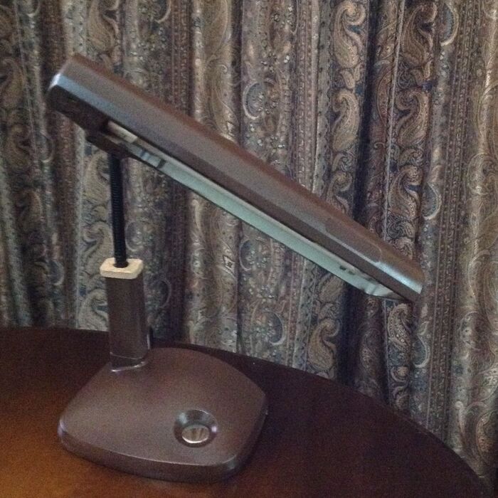 アーム部分の下部の穴をふさぎます